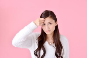 前髪が薄くなってきた女性の写真