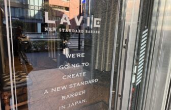 LAVIE NEW STANDARD BARBER（ラヴィニュースタンダードバーバー）秋葉原店の入り口の写真