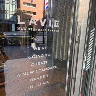 LAVIE NEW STANDARD BARBER（ラヴィニュースタンダードバーバー）秋葉原店の入り口の写真