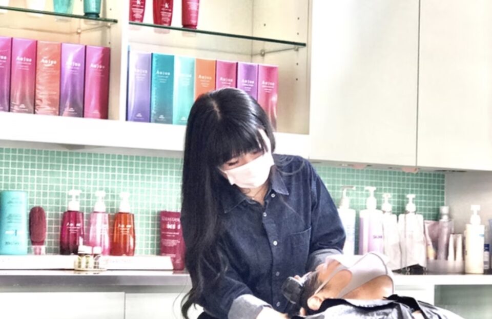 優しい光が差し込む店内で、リラックスできる至福のシャンプータイムを。癒しのひとときをお楽しみください。