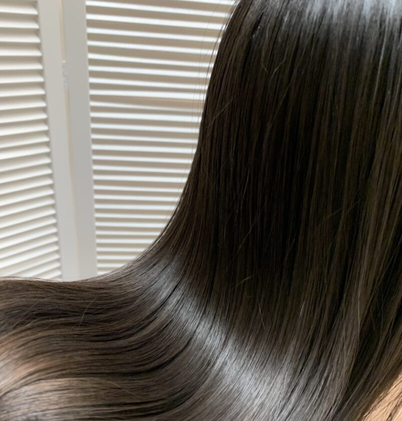 髪質改善ヘアエステで髪のツヤ、手触りを感動レベルへ。 もとめたのは『中学生のあの時のツヤ、手触り』。 まとまらない髪、うねり、枝毛…、そんな髪を誰も が振り返る、艶髪へ