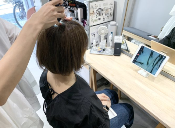 施術前にマイクロスコープを使用した頭皮チェックを行い、お客様の状態に合わせたケアをご提案します。