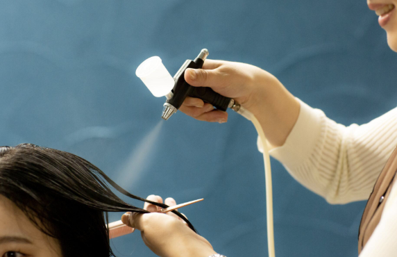 プライベートサロンハグズは、髪本来の美しさを楽しみたい方向けの『美髪ヘアケア・頭皮ケア・ヘッドスパ』にこだわった美容室です。
