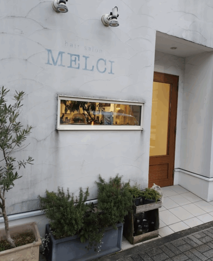 MELCIでは一日の予約を限定し、お客様の大切なお時間を落ち着きのあるプライベート空間でお過ごしいただけるサロンづくりを目指しております。