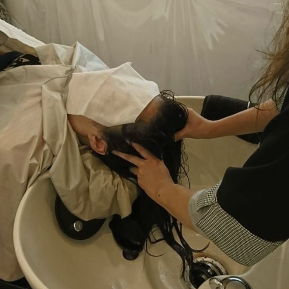 美髪は健やかな頭皮から。ヘッドスパでリラックスしながら、エイジングケアやリフトアップにもアプローチ。