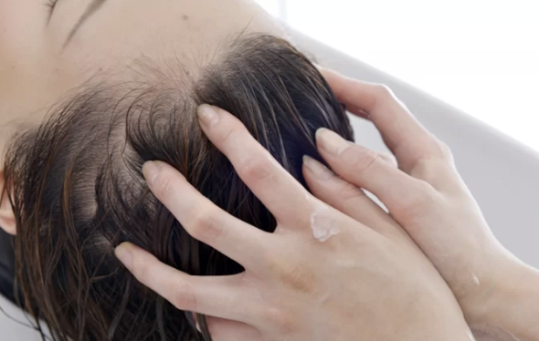 皮膚細胞内のコラーゲン生成機能を高める美容成分を浸透させ、健康な毛髪を生むアプローチをします。