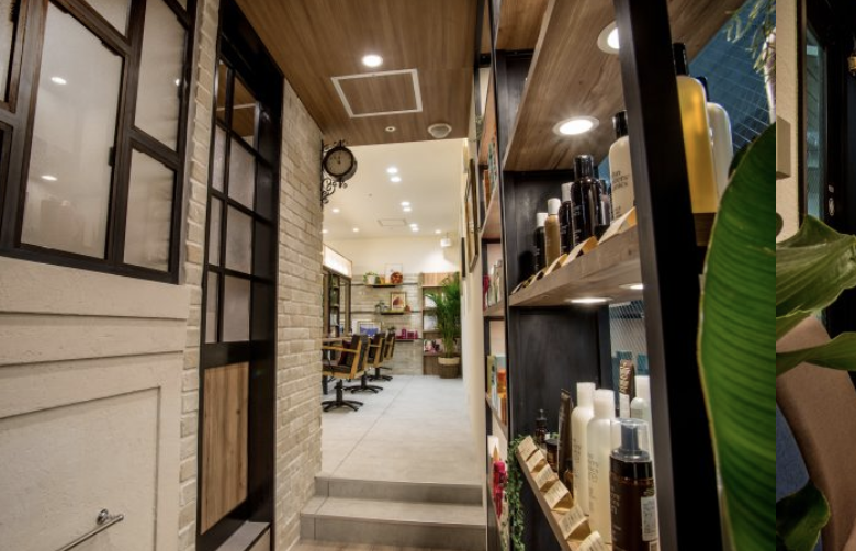 ご入店の瞬間からお帰りのときまで『こだわり』と『おもいやり』で  お客様の『なりたい』と『似合う』をCOVERします