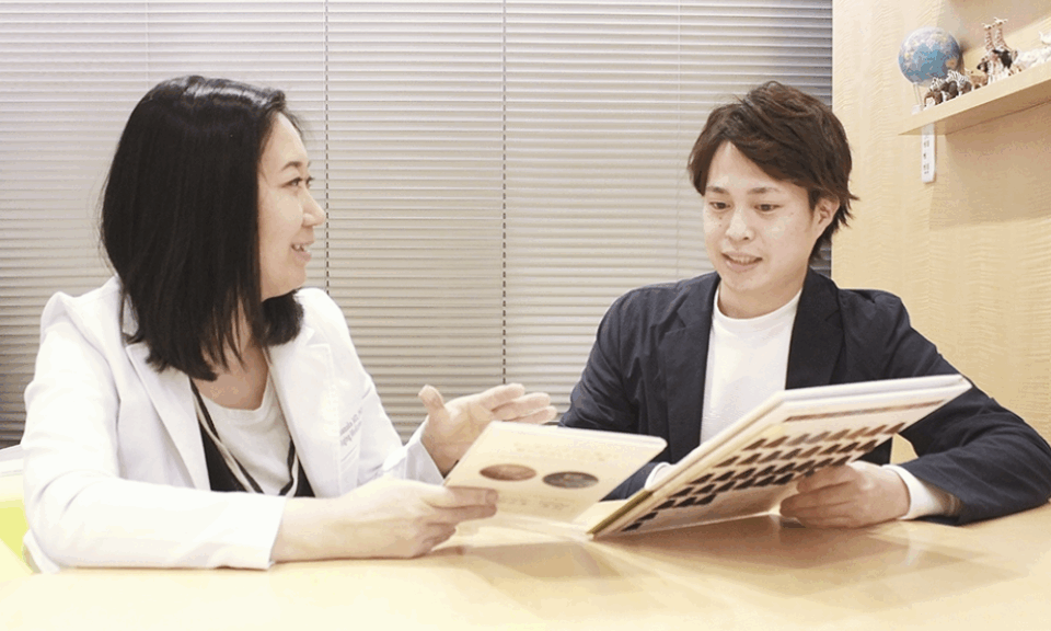 医師監修のもと、頭皮への刺激が少ないオーガニック、漢方、ヘナカラーやアフターケアの保湿剤などを豊富にご用意。  また、様々な医療機関と連携し、独自開発した低分子ヒアルロン酸を使用したカラーや髪質改善メニューが人気です。