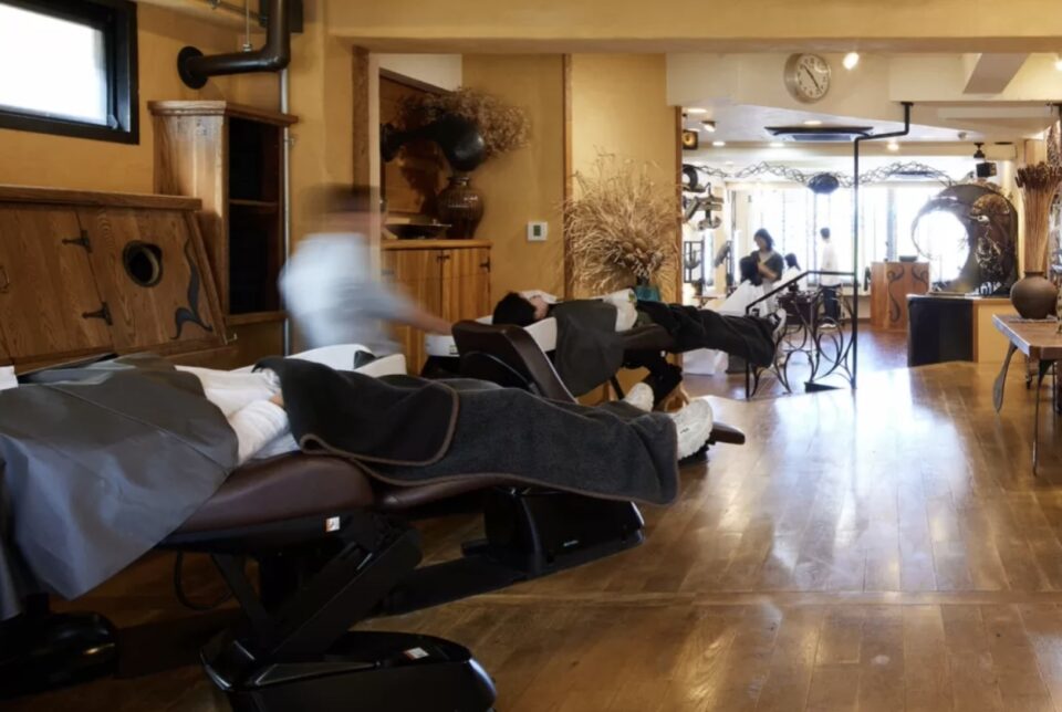 明るい光が差し込む広々とした店内。開放感のある空間で、ゆったりとリラックスしながら施術をお楽しみいただけます。