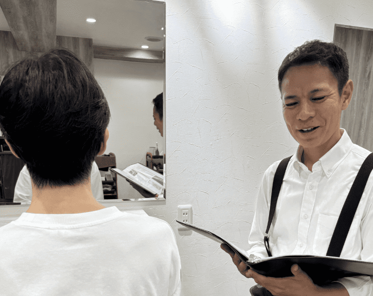 ご来店いただいた際には、まず丁寧なカウンセリングからスタートします。現在の髪の状態や目指すスタイル、AGA治療の経過や自毛植毛のご経験、これまで利用されていた理美容室での印象や、施術中に感じた不快な点など、これまでの悩みや今後のご要望をぜひお聞かせください。