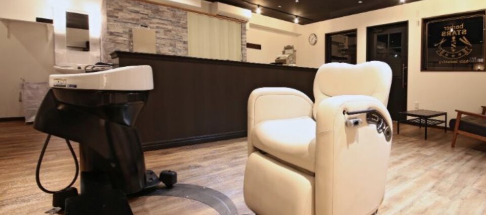 理容室定番メニューのカット、カラー、シェービングはもちろん、育毛ヘッドスパも行っています。スタイリングするだけでなく頭髪の健康を促進させる施術が大和高田市で受けられます。
