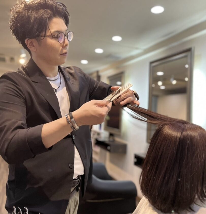 スタイリングはもちろん、髪の質感ケアや加齢に伴うお悩みにも対応。美と健康を追求するオーナーが、本当に役立つアドバイスをご提供します。