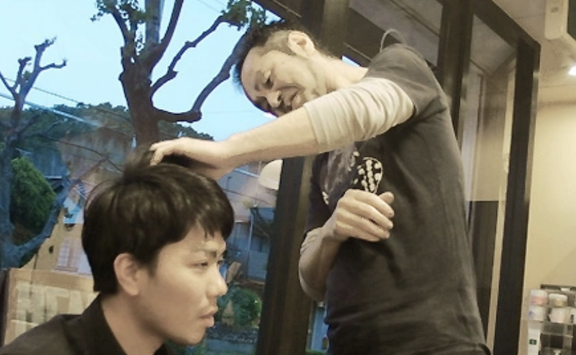 髪質や頭皮の状態をきめ細かくチェックしながら、お客様のご要望やお悩みをお伺いします。スマホの写真や雑誌の切り抜き等をお見せいただき、お客様に合わせてアレンジすることも可能です。